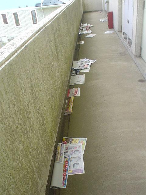 新聞が散乱した廊下